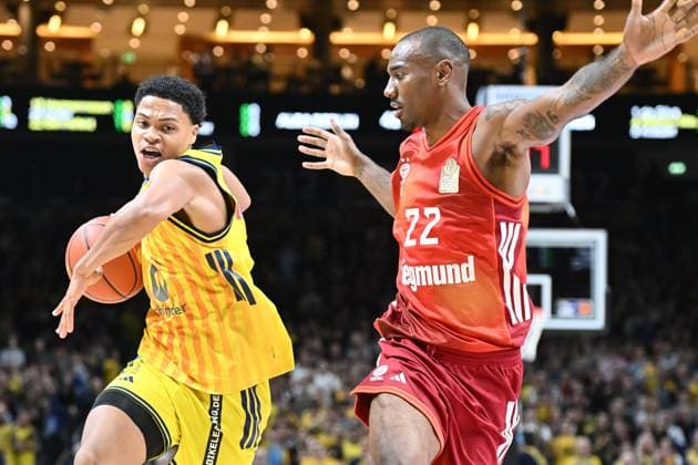 Jack Kayil ALBA Berlin, 7 and Isiaha Mike FC Bayern Muenchen, 22 GER, Alba Berlin vs FC Bayern Muenchen, Basketball, easyCredit Basketball League, Season 2025 2026, Matchday 5, 26 10 2025 GER, Alba Berlin vs FC Bayern Muenchen, Basketball, easyCredit Basketball League, Season 2025 2026, Matchday 5, 26 10 2025 Berlin Copyright: xEibner-Pressefoto RyanxSleimanx EP_RSN
