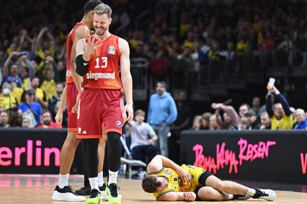 Andreas Obst FC Bayern Muenchen, 13 and Malte Delow ALBA Berlin, 6 GER, Alba Berlin vs FC Bayern Muenchen, Basketball, easyCredit Basketball League, Season 2025 2026, Matchday 5, 26 10 2025 GER, Alba Berlin vs FC Bayern Muenchen, Basketball, easyCredit Basketball League, Season 2025 2026, Matchday 5, 26 10 2025 Berlin Copyright: xEibner-Pressefoto RyanxSleimanx EP_RSN