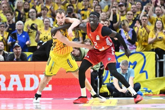 Malte Delow ALBA Berlin, 6 and Wenyen Gabriel FC Bayern Muenchen, 32 GER, Alba Berlin vs FC Bayern Muenchen, Basketball, easyCredit Basketball League, Season 2025 2026, Matchday 5, 26 10 2025 GER, Alba Berlin vs FC Bayern Muenchen, Basketball, easyCredit Basketball League, Season 2025 2026, Matchday 5, 26 10 2025 Berlin Copyright: xEibner-Pressefoto RyanxSleimanx EP_RSN