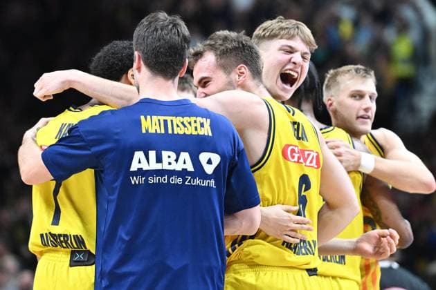 The ALBA Berlin team GER, Alba Berlin vs FC Bayern Muenchen, Basketball, easyCredit Basketball League, Season 2025 2026, Matchday 5, 26 10 2025 GER, Alba Berlin vs FC Bayern Muenchen, Basketball, easyCredit Basketball League, Season 2025 2026, Matchday 5, 26 10 2025 Berlin Copyright: xEibner-Pressefoto RyanxSleimanx EP_RSN