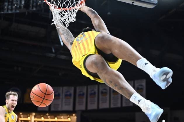 J Wan Roberts ALBA Berlin, 13 GER, Alba Berlin vs FC Bayern Muenchen, Basketball, easyCredit Basketball League, Season 2025 2026, Matchday 5, 26 10 2025 GER, Alba Berlin vs FC Bayern Muenchen, Basketball, easyCredit Basketball League, Season 2025 2026, Matchday 5, 26 10 2025 Berlin Copyright: xEibner-Pressefoto RyanxSleimanx EP_RSN
