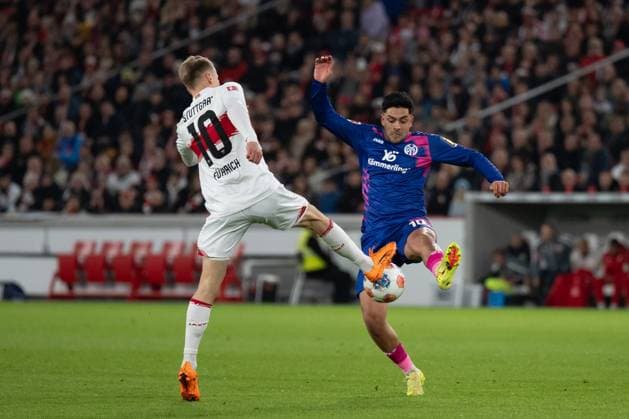 v li in duel Chris Fuehrich VfB Stuttgart, 10 , Nadiem Amiri 1 FSV Mainz 05, 10 GER, VfB Stuttgart vs 1 FSV Mainz 05, Football, Men, 1 Bundesliga, Matchday 8, Season 2025 2026, 26 10 2025, DFL DFB REGULATES PROHIBIT ANY USE OF PHOTOGRAPHS AS IMAGE SEQUENCES AND OR QUASI VIDEO, GER, VfB Stuttgart vs 1 FSV Mainz 05, Football, Men, 1 Bundesliga, Matchday 8, Season 2025 2026, 26 10 2025 Stuttgart Copyright: xEibner-Pressefoto WolfgangxFrankx EP_WFK
