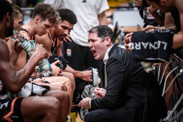 Ty Harrelson ratiopharm Ulm, Head Coach timeout, visibly dissatisfied, clear message, words to the team, scream GER, MHP Riesen Ludwigsburg vs ratiopharm Ulm, easycredit BBL, Basketball, Bundesliga, Matchday 5, Season 2025 2026, 26 10 2025 GER, MHP Riesen Ludwigsburg vs ratiopharm Ulm, easycredit BBL, Basketball, Bundesliga, Matchday 5, Season 2025 2026, 26 10 2025 Ludwigsburg Copyright: xSandyxDinkelackerx EP_SDR