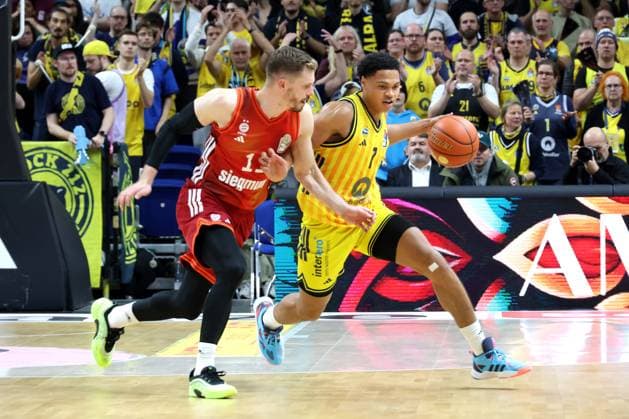 DEU, easyCredit BBL, ALBA vs Bayern Muenchen, 26 10 2025, Uber Arena, Berlin, DEU, easyCredit BBL, ALBA vs Bayern Muenchen, pictured Jack Kayil ALBA Berlin 7 , Andreas Obst FC Bayern Muenchen 13 nordphotoxGmbHx xEngler nph00076