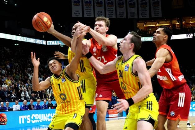 DEU, easyCredit BBL, ALBA vs Bayern Muenchen, 26 10 2025, Uber Arena, Berlin, DEU, easyCredit BBL, ALBA vs Bayern Muenchen, pictured Jack Kayil ALBA Berlin 7 , Justin Bean ALBA Berlin 34 , J Wan Roberts ALBA Berlin 13 , Justus Hollatz FC Bayern Muenchen 21 , Oscar da Silva FC Bayern Muenchen 1 nordphotoxGmbHx xEngler nph00076