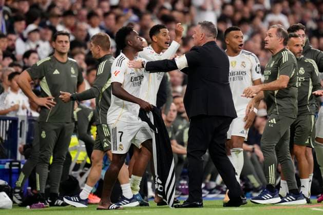 Real Madrid CF v FC Barcelona, Barca - LaLiga EA Sports Madrid players protest to referee during the La Liga EA Sports match between Real Madrid CF and FC Barcelona at Estadio Santiago Bernabeu on October 26, 2025 in Madrid, Spain. Madrid Spain  Copyright: xJosexBretonx originalFilename:bretonhernandez-realmadr251026_npAN8.jpg