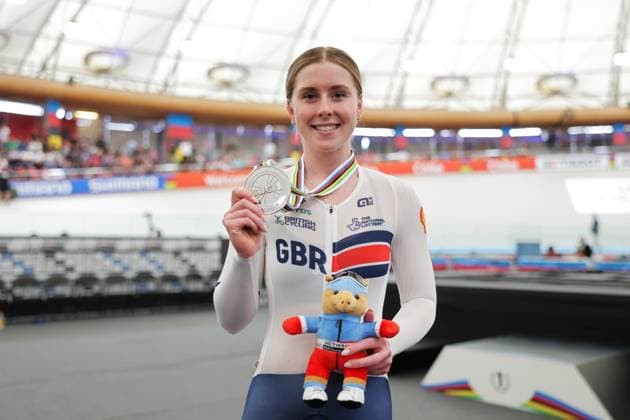2025 Tissot UCI Track World Championships Picture by Alex Whitehead SWpix.com - 26 10 2025 - Cycling - 2025 Tissot UCI Track World Championships - Velodromo PenalolÃ n, Santiago, Chile - Women s Keirin Podium - Emma Finucane (Great Britain) receiving the Silver Medal Copyright: x xSWpix.comx(t axPhotographyxHubxLtd)xAlexxWhitehead SWpix.comx SWP-3030-11986