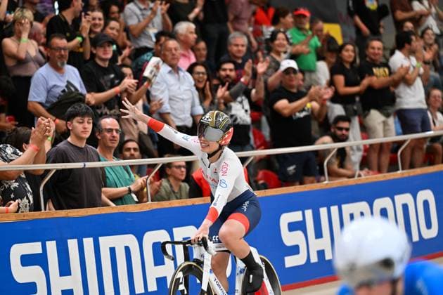 2025 Tissot UCI Track World Championships Picture by Simon Wilkinson SWpix.com - 26 10 2025 - Cycling - 2025 Tissot UCI Track World Championships - Velodromo PenalolÃ n, Santiago, Chile - Women s Keirin - Finals - Final 1-6 - Mina Sato (Japan) wins the Women s Keirin World Championship, WM, Weltmeisterschaft Copyright: x xSWpix.comx(t axPhotographyxHubxLtd)xSimonxWilkinson SWpix.comx SWP-3030-11981