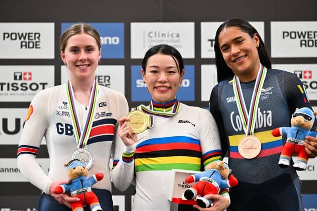 2025 Tissot UCI Track World Championships Picture by Simon Wilkinson SWpix.com - 26 10 2025 - Cycling - 2025 Tissot UCI Track World Championships - Velodromo PenalolÃ n, Santiago, Chile - Women s Keirin Podium - Mina Sato (Japan) receiving the Gold Medal to become World Champion with Emma Finucane (Great Britain) receiving the Silver Medal and Stefany Lorena Cuadrado Florez (Colombia) receiving the Bronze Medal Copyright: x xSWpix.comx(t axPhotographyxHubxLtd)xSimonxWilkinson SWpix.comx SWP-3030-11982
