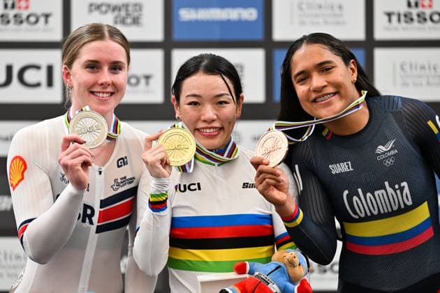 2025 Tissot UCI Track World Championships Picture by Simon Wilkinson SWpix.com - 26 10 2025 - Cycling - 2025 Tissot UCI Track World Championships - Velodromo PenalolÃ n, Santiago, Chile - Women s Keirin Podium - Mina Sato (Japan) receiving the Gold Medal to become World Champion with Emma Finucane (Great Britain) receiving the Silver Medal and Stefany Lorena Cuadrado Florez (Colombia) receiving the Bronze Medal Copyright: x xSWpix.comx(t axPhotographyxHubxLtd)xSimonxWilkinson SWpix.comx SWP-3030-11983
