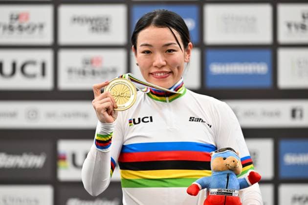 2025 Tissot UCI Track World Championships Picture by Simon Wilkinson SWpix.com - 26 10 2025 - Cycling - 2025 Tissot UCI Track World Championships - Velodromo PenalolÃ n, Santiago, Chile - Women s Keirin Podium - Mina Sato (Japan) receiving the Gold Medal to become World Champion Copyright: x xSWpix.comx(t axPhotographyxHubxLtd)xSimonxWilkinson SWpix.comx SWP-3030-11984