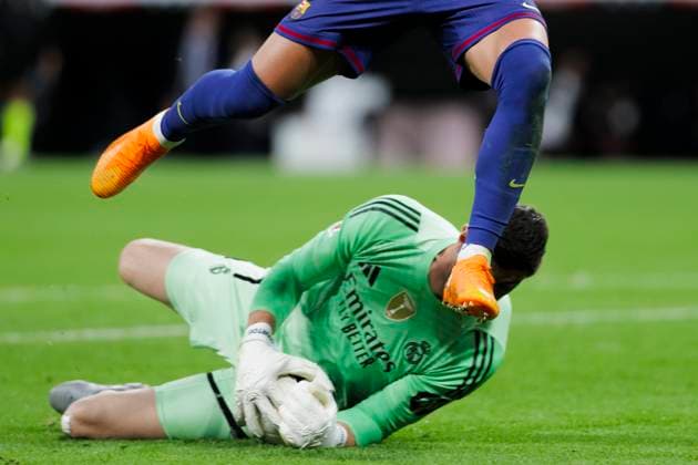 La liga - Real Madrid vs Barcelona MADRID, SPAIN - October 26:Thibaut Courtois of Real Madrid and Ferran Torres of Barcelona in action during the Laliga 2025 26 match between Real Madrid and Barcelona at Santiago Bernabeu Stadium. (Photo by Guille Martinez f22photo) Madrid Santiago Bernabeu Stadium Spain Copyright: xGuillermoxMartinezx