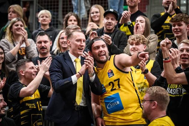 Mikko Riipinen MHP RIESEN Ludwigsburg, Head Coach cheering with fans, in the fan block GER, MHP Riesen Ludwigsburg vs ratiopharm Ulm, easycredit BBL, Basketball, Bundesliga, Matchday 5, Season 2025 2026, 26 10 2025 GER, MHP Riesen Ludwigsburg vs ratiopharm Ulm, easycredit BBL, Basketball, Bundesliga, Matchday 5, Season 2025 2026, 26 10 2025 Ludwigsburg Copyright: xSandyxDinkelackerx EP_SDR