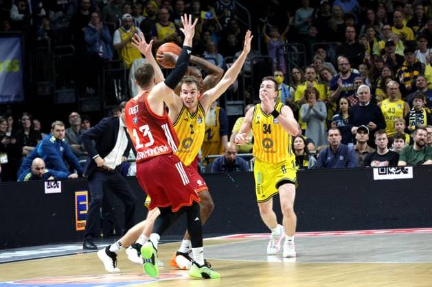 DEU, easyCredit BBL, ALBA vs Bayern Muenchen, 26 10 2025, Uber Arena, Berlin, DEU, easyCredit BBL, ALBA vs Bayern Muenchen, pictured MALTE DELOW ALBA Berlin 6 , Justin Bean ALBA Berlin 34 , Andreas Obst FC Bayern Muenchen 13 nordphotoxGmbHx xEngler nph00076
