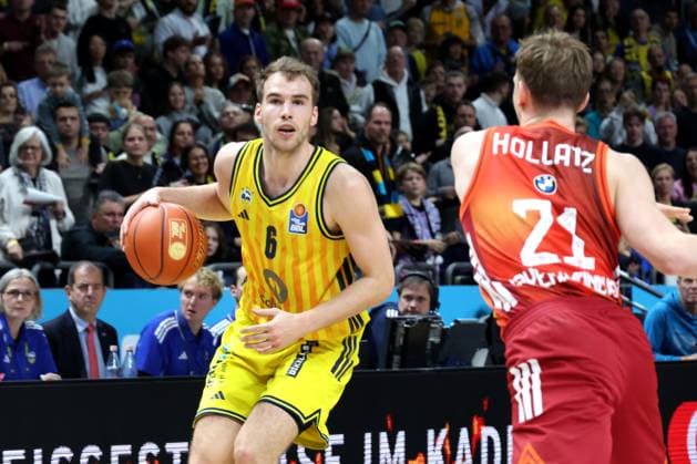 DEU, easyCredit BBL, ALBA vs Bayern Muenchen, 26 10 2025, Uber Arena, Berlin, DEU, easyCredit BBL, ALBA vs Bayern Muenchen, in the picture MALTE DELOW ALBA Berlin 6 , Justus Hollatz FC Bayern Muenchen 21 nordphotoxGmbHx xEngler nph00076