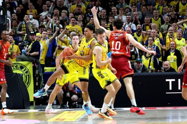 DEU, easyCredit BBL, ALBA vs Bayern Muenchen, 26 10 2025, Uber Arena, Berlin, DEU, easyCredit BBL, ALBA vs Bayern Muenchen, pictured Jack Kayil ALBA Berlin 7 , Martin Hermannsson ALBA Berlin 15 , Justinian Jessup FC Bayern Muenchen 10 nordphotoxGmbHx xEngler nph00076