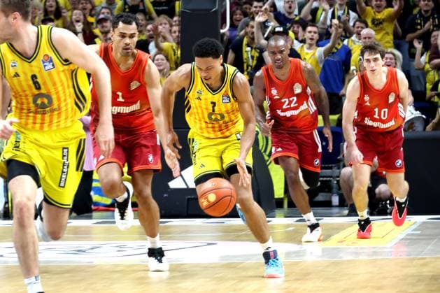 DEU, easyCredit BBL, ALBA vs Bayern Muenchen, 26 10 2025, Uber Arena, Berlin, DEU, easyCredit BBL, ALBA vs Bayern Muenchen, pictured Jack Kayil ALBA Berlin 7 , Oscar da Silva FC Bayern Muenchen 1 , Isiaha Mike FC Bayern Muenchen 22 , Justinian Jessup FC Bayern Muenchen 10 nordphotoxGmbHx xEngler nph00076