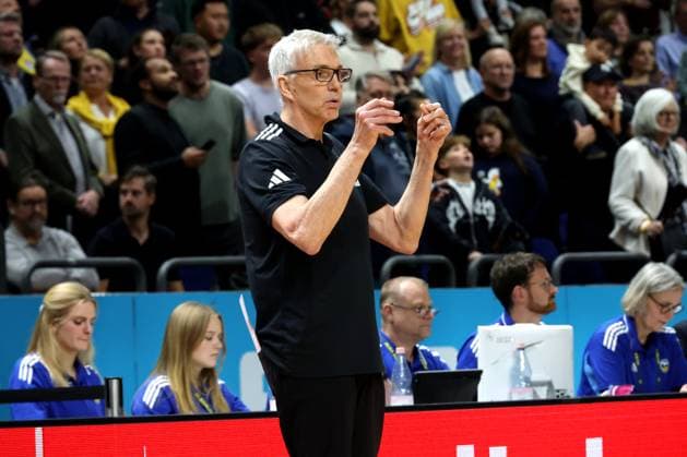 DEU, easyCredit BBL, ALBA vs Bayern Muenchen, 26 10 2025, Uber Arena, Berlin, DEU, easyCredit BBL, ALBA vs Bayern Muenchen, in the picture Head Coach Gordon Herbert FC Bayern Muenchen , Muenchner Spielerbank nordphotoxGmbHx xEngler nph00076