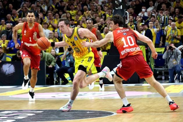 DEU, easyCredit BBL, ALBA vs Bayern Muenchen, 26 10 2025, Uber Arena, Berlin, DEU, easyCredit BBL, ALBA vs Bayern Muenchen, in the picture Justin Bean ALBA Berlin 34 , Justinian Jessup FC Bayern Muenchen 10 nordphotoxGmbHx xEngler nph00076
