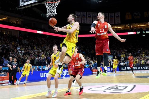 DEU, easyCredit BBL, ALBA vs Bayern Muenchen, 26 10 2025, Uber Arena, Berlin, DEU, easyCredit BBL, ALBA vs Bayern Muenchen, pictured MALTE DELOW ALBA Berlin 6 , Onuralp Bitim FC Bayern Muenchen 17 nordphotoxGmbHx xEngler nph00076