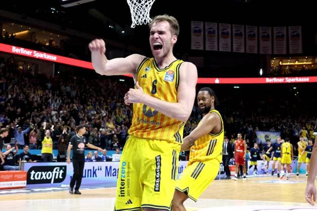 DEU, easyCredit BBL, ALBA vs Bayern Muenchen, 26 10 2025, Uber Arena, Berlin, DEU, easyCredit BBL, ALBA vs Bayern Muenchen, pictured MALTE DELOW ALBA Berlin 6 , J Wan Roberts ALBA Berlin 13 nordphotoxGmbHx xEngler nph00076