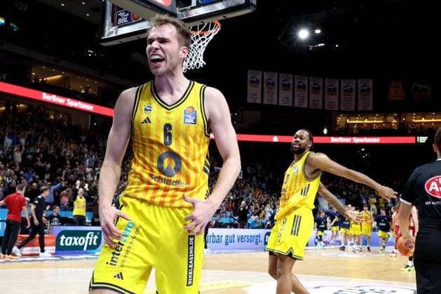 DEU, easyCredit BBL, ALBA vs Bayern Muenchen, 26 10 2025, Uber Arena, Berlin, DEU, easyCredit BBL, ALBA vs Bayern Muenchen, pictured MALTE DELOW ALBA Berlin 6 , J Wan Roberts ALBA Berlin 13 nordphotoxGmbHx xEngler nph00076