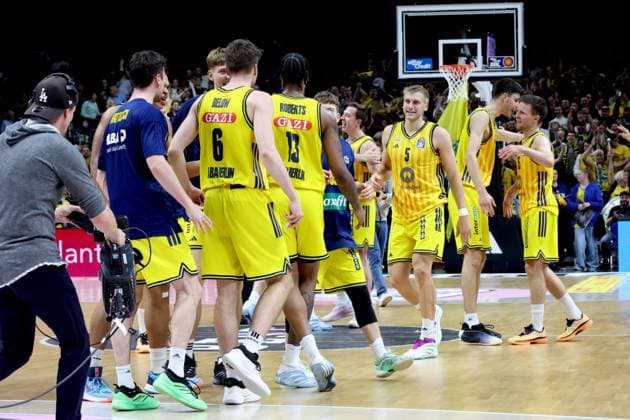 DEU, easyCredit BBL, ALBA vs Bayern Muenchen, 26 10 2025, Uber Arena, Berlin, DEU, easyCredit BBL, ALBA vs Bayern Muenchen, in the picture ALBA players circle nordphotoxGmbHx xEngler nph00076