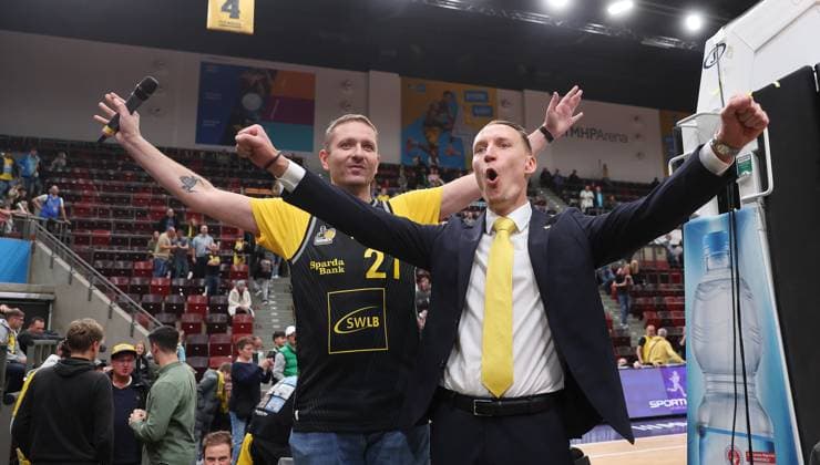 Ludwigsburg , easyCredit Basketball Bundesliga MHP Riesen Ludwigsburg vs. ratiopharm Ulm , from left Vincenzo DÂ Amico Heater Coach Mikko Riipinen Riesen