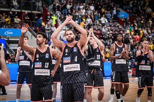 Mark Smith ratiopharm Ulm, 13 , Christopher Ledlum ratiopharm Ulm, 04 and team visibly disappointed after defeat in Ludwigsburg GER, MHP Riesen Ludwigsburg vs ratiopharm Ulm, easycredit BBL, Basketball, Bundesliga, Matchday 5, Season 2025 2026, 26 10 2025 GER, MHP Riesen Ludwigsburg vs ratiopharm Ulm, easycredit BBL, Basketball, Bundesliga, Matchday 5, Season 2025 2026, 26 10 2025 Ludwigsburg Copyright: xSandyxDinkelackerx EP_SDR