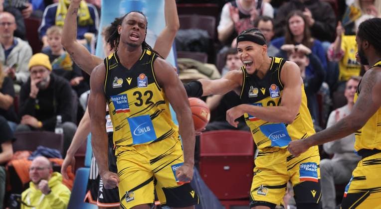 Ludwigsburg , easyCredit Basketball Bundesliga MHP Riesen Ludwigsburg vs ratiopharm Ulm , from left Keeshawn Kellman Brandon Tischler Riesen