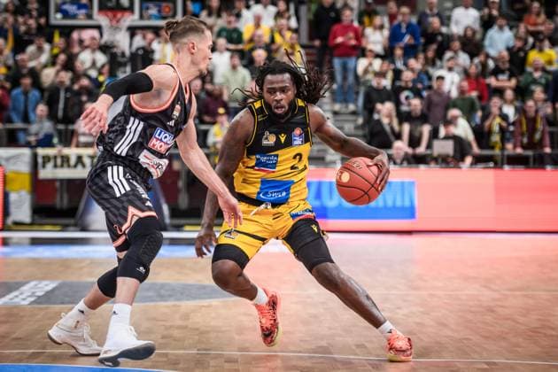 Tray Buchanan MHP RIESEN Ludwigsburg, 02 vs Thomas Klepeisz ratiopharm Ulm, 22 GER, MHP Riesen Ludwigsburg vs ratiopharm Ulm, easycredit BBL, Basketball, Bundesliga, Matchday 5, Season 2025 2026, 26 10 2025 GER, MHP Riesen Ludwigsburg vs ratiopharm Ulm, easycredit BBL, Basketball, Bundesliga, Matchday 5, Season 2025 2026, 26 10 2025 Ludwigsburg Copyright: xSandyxDinkelackerx EP_SDR