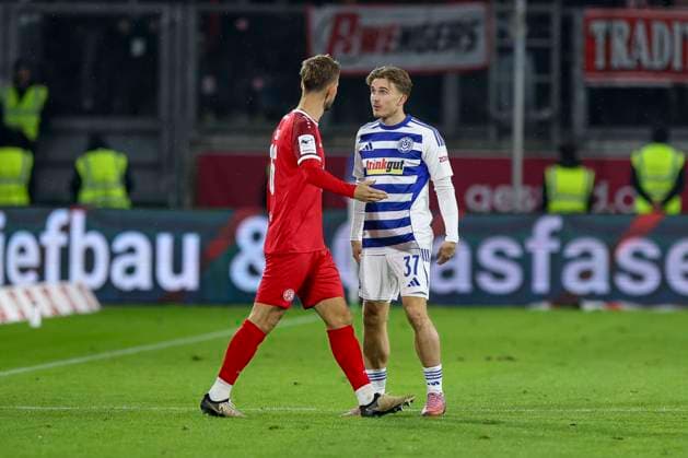 Duisburg, Germany, 26 10 25 Torben Müsel Rot Weiss Essen and Patrick Sussek discuss with each other during the match of the 3 Liga MSV Duisburg against Rot Weiss Essen in the schauinsland reisen arena Duisburg schauinsland reisen arena North Rhine Westphalia Germany Copyright: xBrauer-Fotoagenturx xAdrianxSchlx