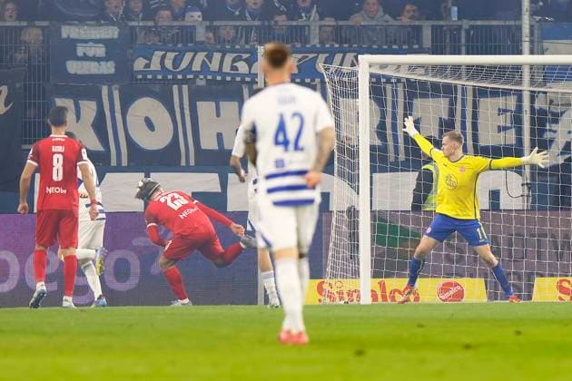 Soccer 3 Liga, Matchday 12, Season 2025 2026, MSV Duisburg Rot Weiss Essen on 26 10 2025 at the Schauinsland Reisen Arena in Duisburg Jakob Golz Rot Weiss Essen