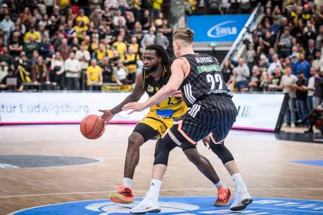 Tray Buchanan MHP RIESEN Ludwigsburg, 02 vs Thomas Klepeisz ratiopharm Ulm, 22 GER, MHP Riesen Ludwigsburg vs ratiopharm Ulm, easycredit BBL, Basketball, Bundesliga, Matchday 5, Season 2025 2026, 26 10 2025 GER, MHP Riesen Ludwigsburg vs ratiopharm Ulm, easycredit BBL, Basketball, Bundesliga, Matchday 5, Season 2025 2026, 26 10 2025 Ludwigsburg Copyright: xSandyxDinkelackerx EP_SDR