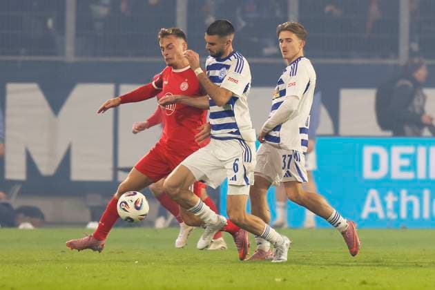 Soccer 3 Liga, Matchday 12, Season 2025 2026, MSV Duisburg Rot Weiss Essen on 26 10 2025 at the Schauinsland Reisen Arena in Duisburg Marvin Obuz Rot Weiss Essen