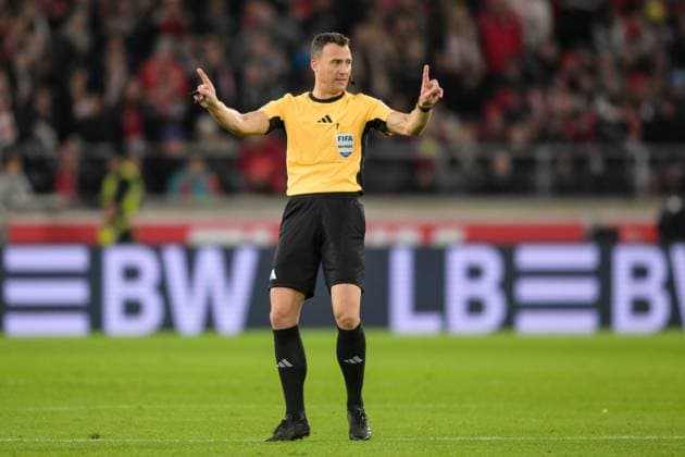 Soccer, 1 Bundesliga, 20251026, VfB Stuttgart 1 FSV Mainz 05 In the picture Referee Felix ZWAYER rejects complaint Gesture Mimig Stuttgart MHP Arena Baden Württemberg Germany Copyright: Passion2Press MarkusxFischerx