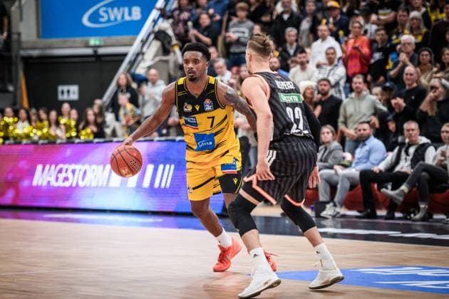 Elijah Hughes MHP RIESEN Ludwigsburg, 07 vs Thomas Klepeisz ratiopharm Ulm, 22 GER, MHP Riesen Ludwigsburg vs ratiopharm Ulm, easycredit BBL, Basketball, Bundesliga, Matchday 5, Season 2025 2026, 26 10 2025 GER, MHP Riesen Ludwigsburg vs ratiopharm Ulm, easycredit BBL, Basketball, Bundesliga, Matchday 5, Season 2025 2026, 26 10 2025 Ludwigsburg Copyright: xSandyxDinkelackerx EP_SDR