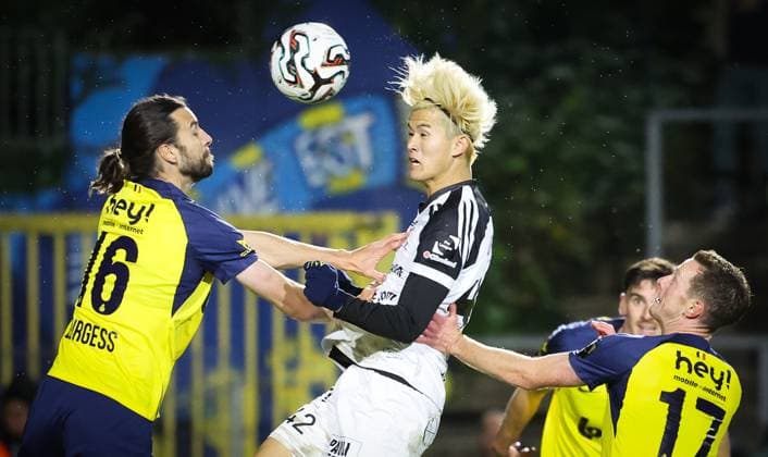 Union s Christian Burgess, STVV s Keisuke Goto and Union s Rob Schoofs fight for the ball during a soccer match between Royale Union Saint-Gilloise and Sint-Truidense VV, Sunday 26 October 2025 in Brussels, on day 12 of the 2025-2026 Jupiler Pro League first division of the Belgian championship. VIRGINIExLEFOUR  x138045471x