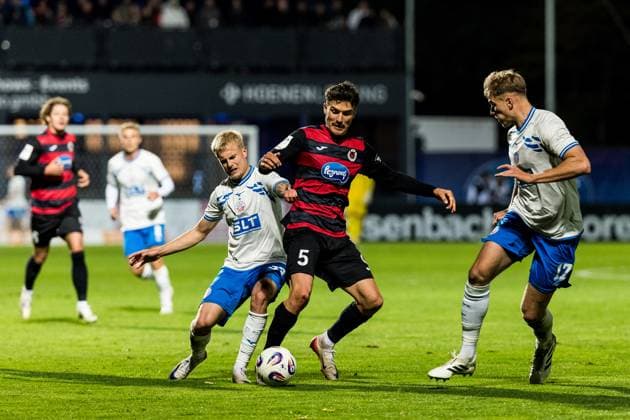 3 Liga Viktoria Köln Hansa Rostock 26 10 2025 Zweikampf Viktor Bergh Hansa Rostock, 33 , Leonhard Münst FC Viktoria Köln, 5 3 Liga Viktoria Köln Hansa Rostock, Köln, Sportpark Höhenberg am 26 10 2025 DFB REGULATIONS PROHIBIT ANY USE OF PHOTOGRAPHS AS IMAGE SEQUENCES AND OR QUASI VIDEO Copyright: xBEAUTIFULxSPORTS Wunderlx