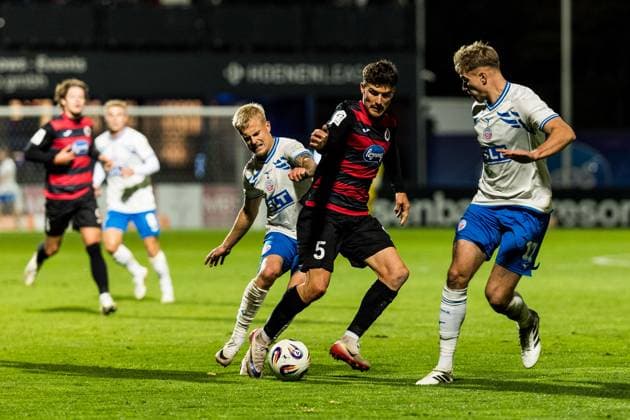 3 Liga Viktoria Köln Hansa Rostock 26 10 2025 Zweikampf Viktor Bergh Hansa Rostock, 33 , Leonhard Münst FC Viktoria Köln, 5 3 Liga Viktoria Köln Hansa Rostock, Köln, Sportpark Höhenberg am 26 10 2025 DFB REGULATIONS PROHIBIT ANY USE OF PHOTOGRAPHS AS IMAGE SEQUENCES AND OR QUASI VIDEO Copyright: xBEAUTIFULxSPORTS Wunderlx