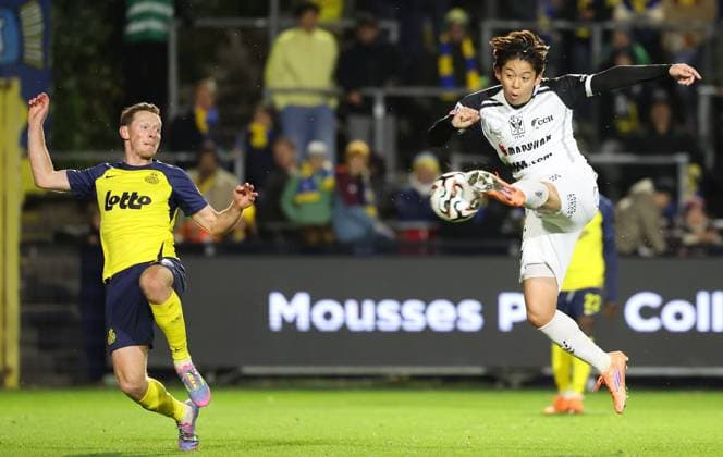 Union s Rob Schoofs and STVV s Rihito Yamamoto fight for the ball during a soccer match between Royale Union Saint-Gilloise and Sint-Truidense VV, Sunday 26 October 2025 in Brussels, on day 12 of the 2025-2026 Jupiler Pro League first division of the Belgian championship. VIRGINIExLEFOUR  x138045731x