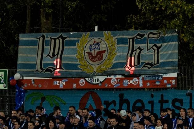 3 Liga Viktoria Köln Hansa Rostock 26 10 2025 End at Sportpark Höhenberg 2 4 A fan banner of Hansa Rostock covers the scoreboard 3 Liga Viktoria Köln Hansa Rostock, Cologne, Sportpark Höhenberg on 26 10 2025 DFB REGULATIONS PROHIBIT ANY USE OF PHOTOGRAPHS AS IMAGE SEQUENCES AND OR QUASI VIDEO Copyright: xBEAUTIFULxSPORTS Wunderlx