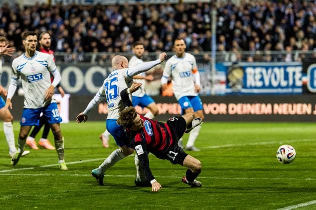 3 Liga Viktoria Köln Hansa Rostock 26 10 2025 duel Maximilian Krauß Hansa Rostock, 35 , Robin Velasco FC Viktoria Köln, 11 3 Liga Viktoria Köln Hansa Rostock, Köln, Sportpark Höhenberg am 26 10 2025 DFB REGULATIONS PROHIBIT ANY USE OF PHOTOGRAPHS AS IMAGE SEQUENCES AND OR QUASI VIDEO Copyright: xBEAUTIFULxSPORTS Wunderlx