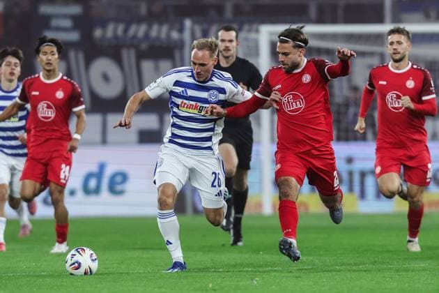 Sports, football, 3 league season 2025 2026 12 matchday MSV Duisburg Rot Weiss Essen 26 10 2025, schauinsland reisen arena Florian Krüger MSV Duisburg, 26 Jose Enrique Rios Alonso Rot Weiss Essen, 23 duel Duisburg schauinsland reisen arena North Rhine-Westphalia Germany