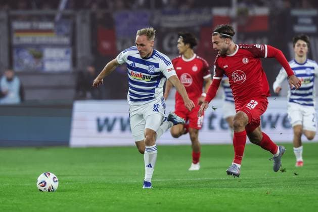 Sports, football, 3 league season 2025 2026 12 matchday MSV Duisburg Rot Weiss Essen 26 10 2025, schauinsland reisen arena Florian Krüger MSV Duisburg, 26 Jose Enrique Rios Alonso Rot Weiss Essen, 23 duel Duisburg schauinsland reisen arena North Rhine-Westphalia Germany
