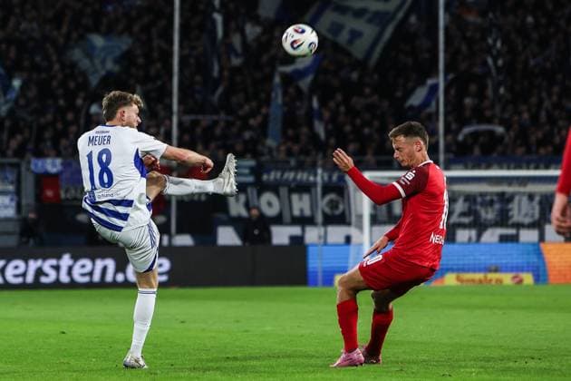 Sports, football, 3 Liga season 2025 2026 12 matchday MSV Duisburg Rot Weiss Essen 26 10 2025, schauinsland reisen arena Steffen Meuer MSV Duisburg, 18 Marvin Obuz Rot Weiss Essen, 10 Duisburg schauinsland reisen arena North Rhine-Westphalia Germany