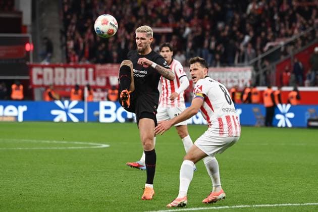 Robert ANDRICH LEV vs Maximilian EGGESTEIN FR action, duel, Football 1 Bundesliga, 8 Matchday, matchday8, Bayer Leverkusen LEV SC Freiburg FR 2 0 on 26 10 2025 in Leverkusen Germany DFL regulations prohibit any use of photographs as image sequences and or quasi video Â