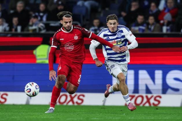 Sport, Football, 3 Liga Season 2025 2026 12 Matchday MSV Duisburg Rot Weiss Essen 26 10 2025, schauinsland reisen arena Jose Enrique Rios Alonso Rot Weiss Essen, 23 Patrick Sussek MSV Duisburg, 37 Duisburg schauinsland reisen arena North Rhine-Westphalia Germany