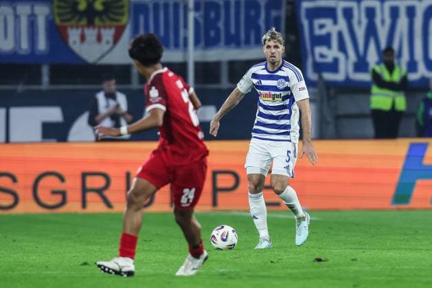 Sports, football, 3 league season 2025 2026 12 matchday MSV Duisburg Rot Weiss Essen 26 10 2025, schauinsland reisen arena Tobias Fleckstein MSV Duisburg, 5 Duisburg schauinsland reisen arena North Rhine-Westphalia Germany