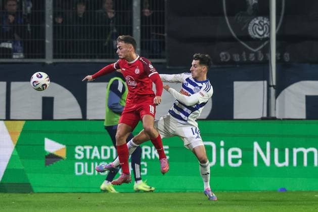 Sports, football, 3 Liga season 2025 2026 12 matchday MSV Duisburg Rot Weiss Essen 26 10 2025, schauinsland reisen arena Marvin Obuz Rot Weiss Essen, 10 Conor Noß MSV Duisburg,14 Duisburg schauinsland reisen arena North Rhine-Westphalia Germany